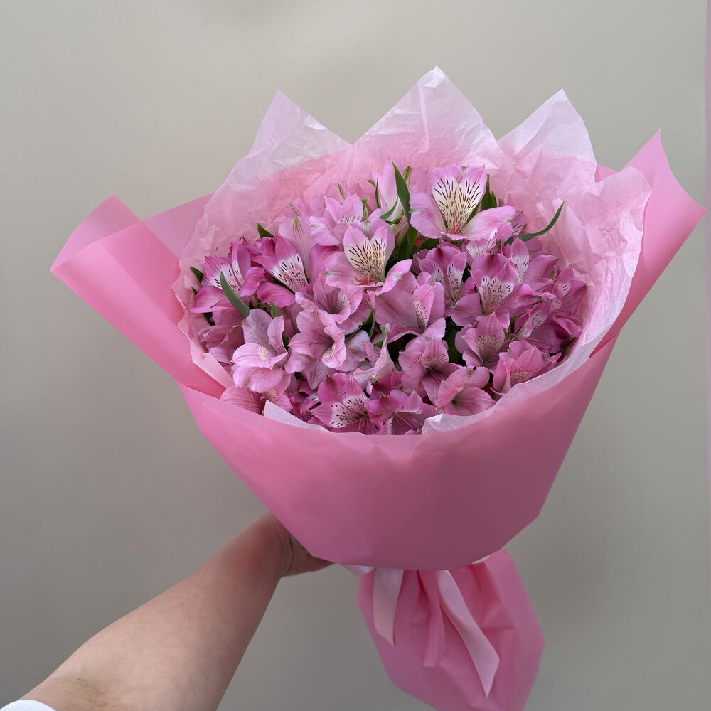 Букет-комплимент из розовых альстромерий 💐