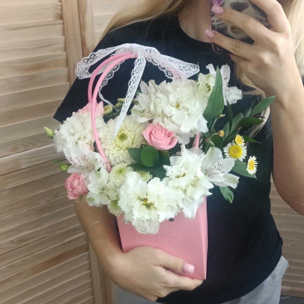 Нежный комплимент 🌸из георгин, кустовых роз, диантусов , хризантемы и альстромерии