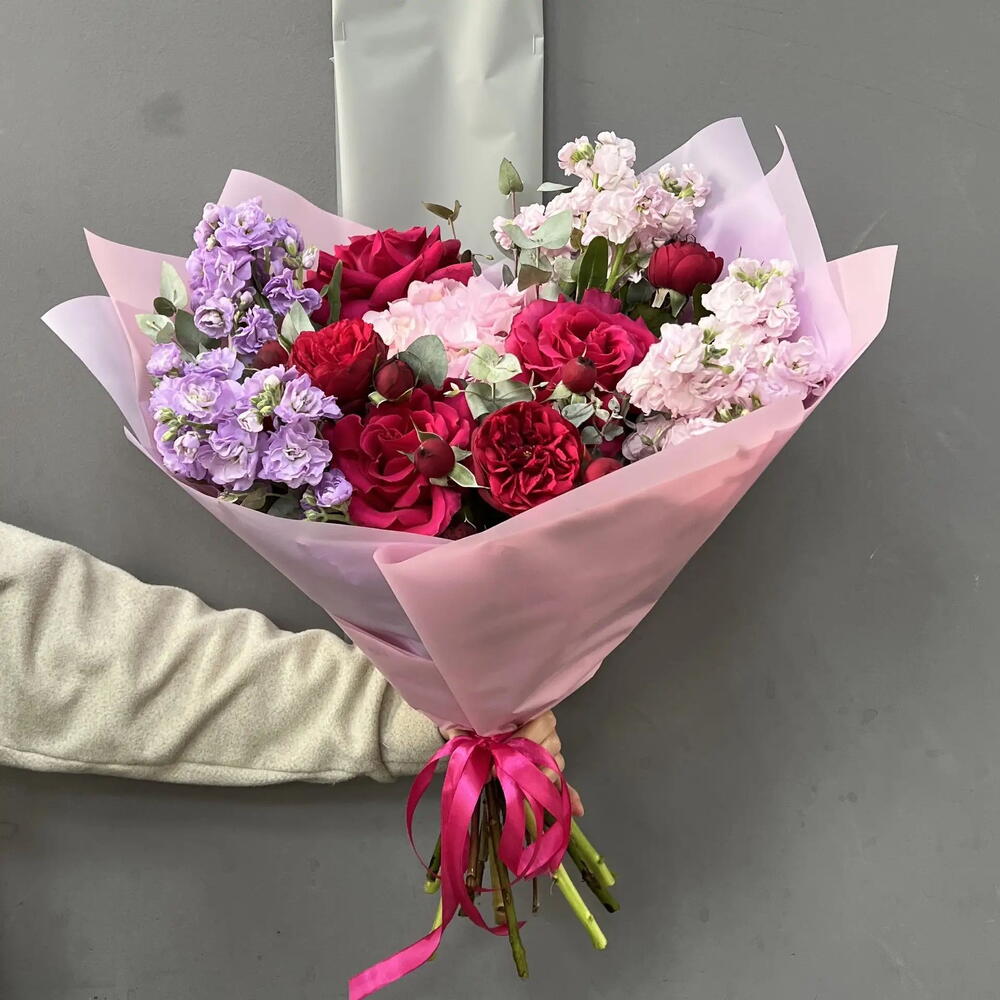 Букет с гортензией, пионовидными розами и ароматной маттиолой 💜