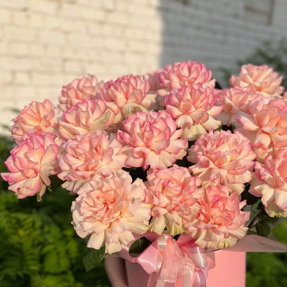 🌸 «В духе Парижа: большая композиция из французских роз в шляпной коробке» 🌸