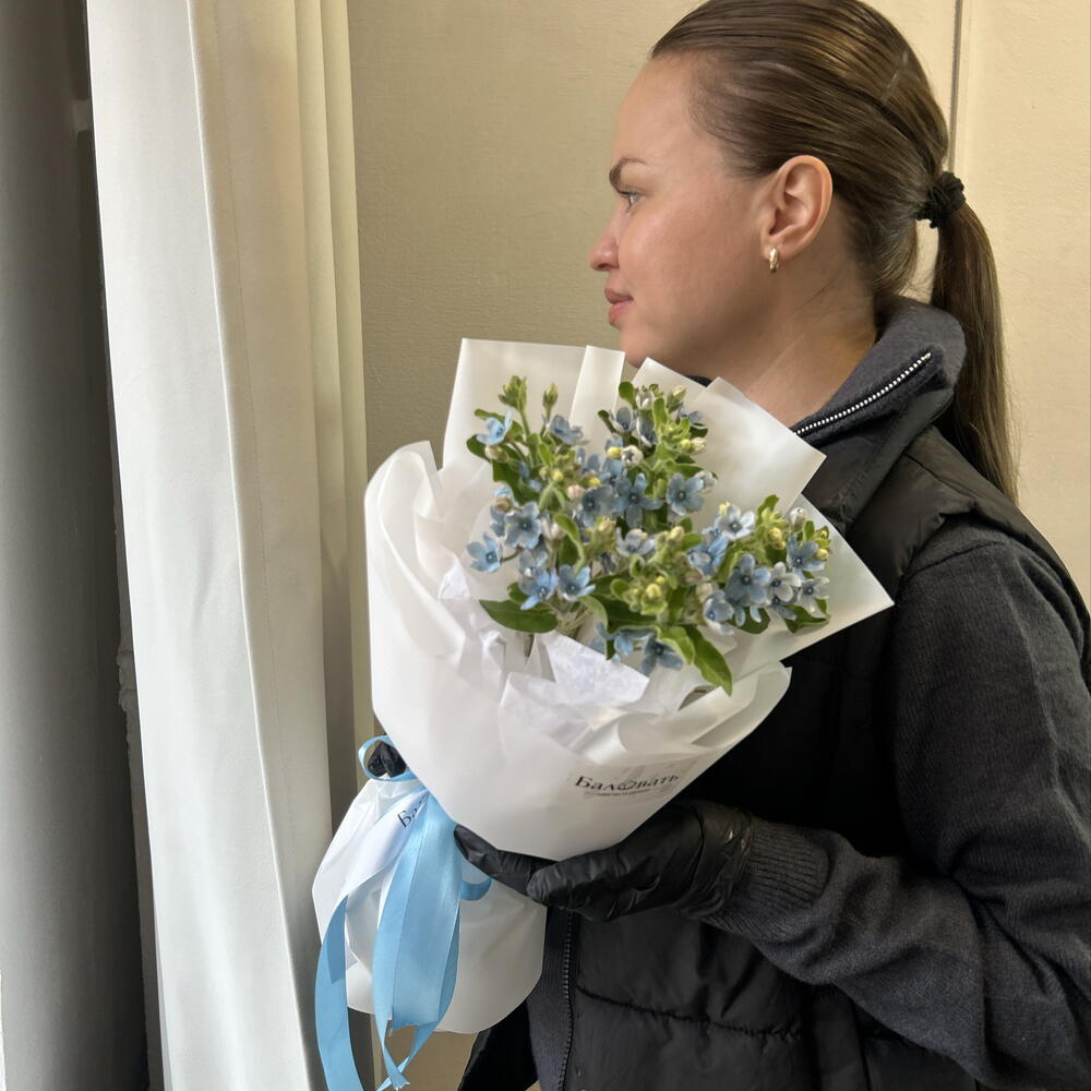 Мини-букет с голубыми незабудками «Небесный»