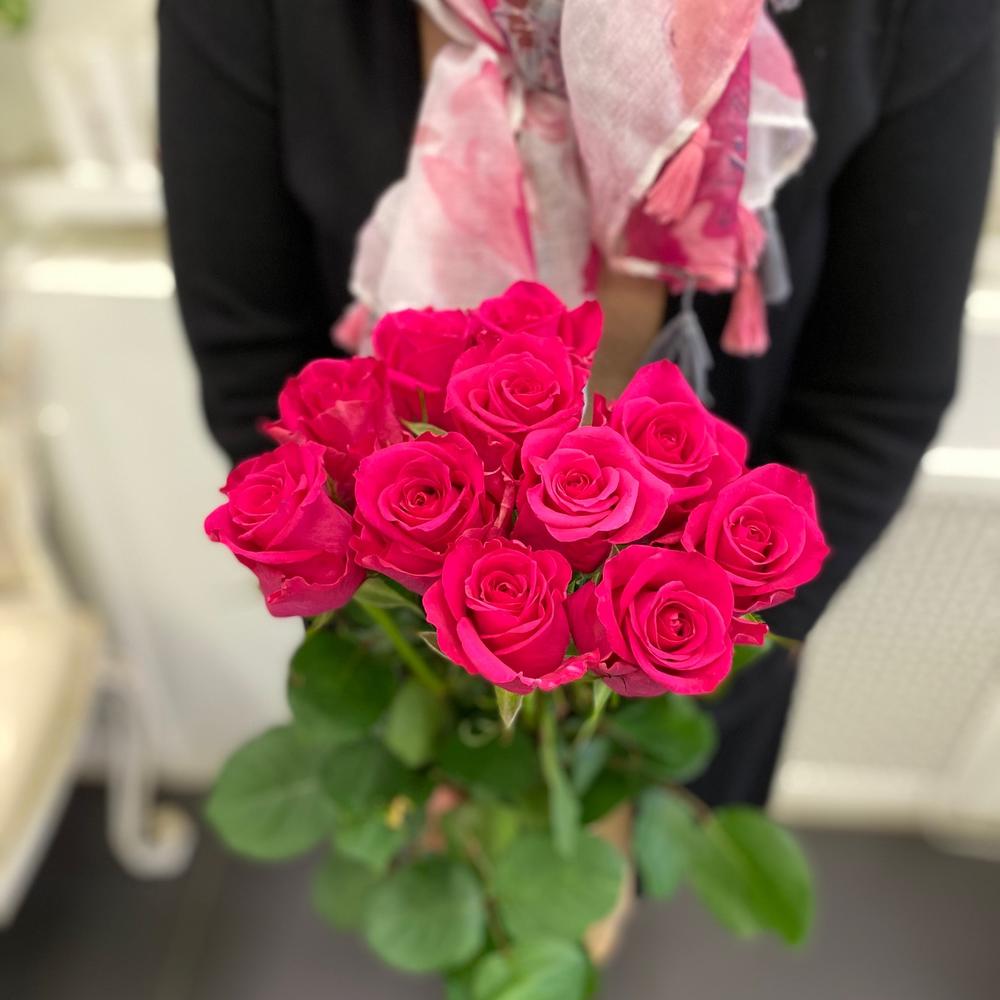 11 малиновых роз