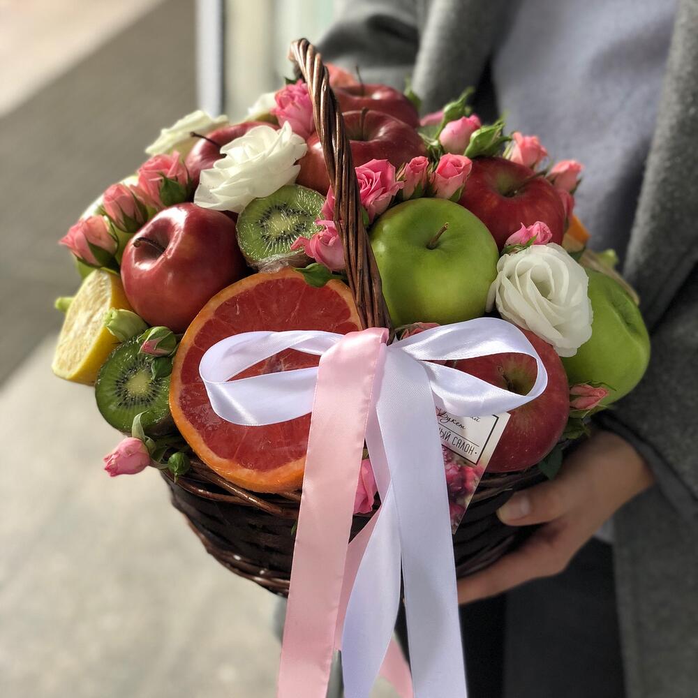 Фрукты и цветы в корзине
