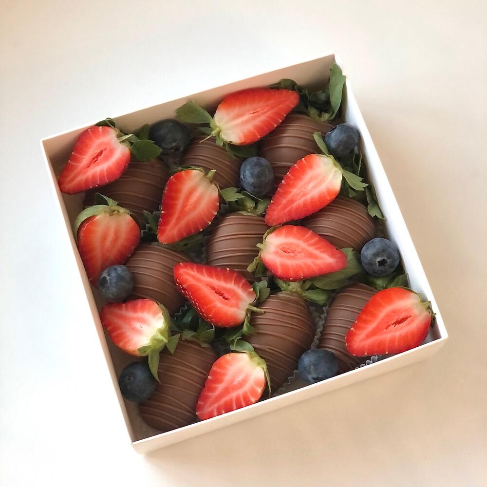 Клубника в шоколаде со свежей клубникой и голубикой