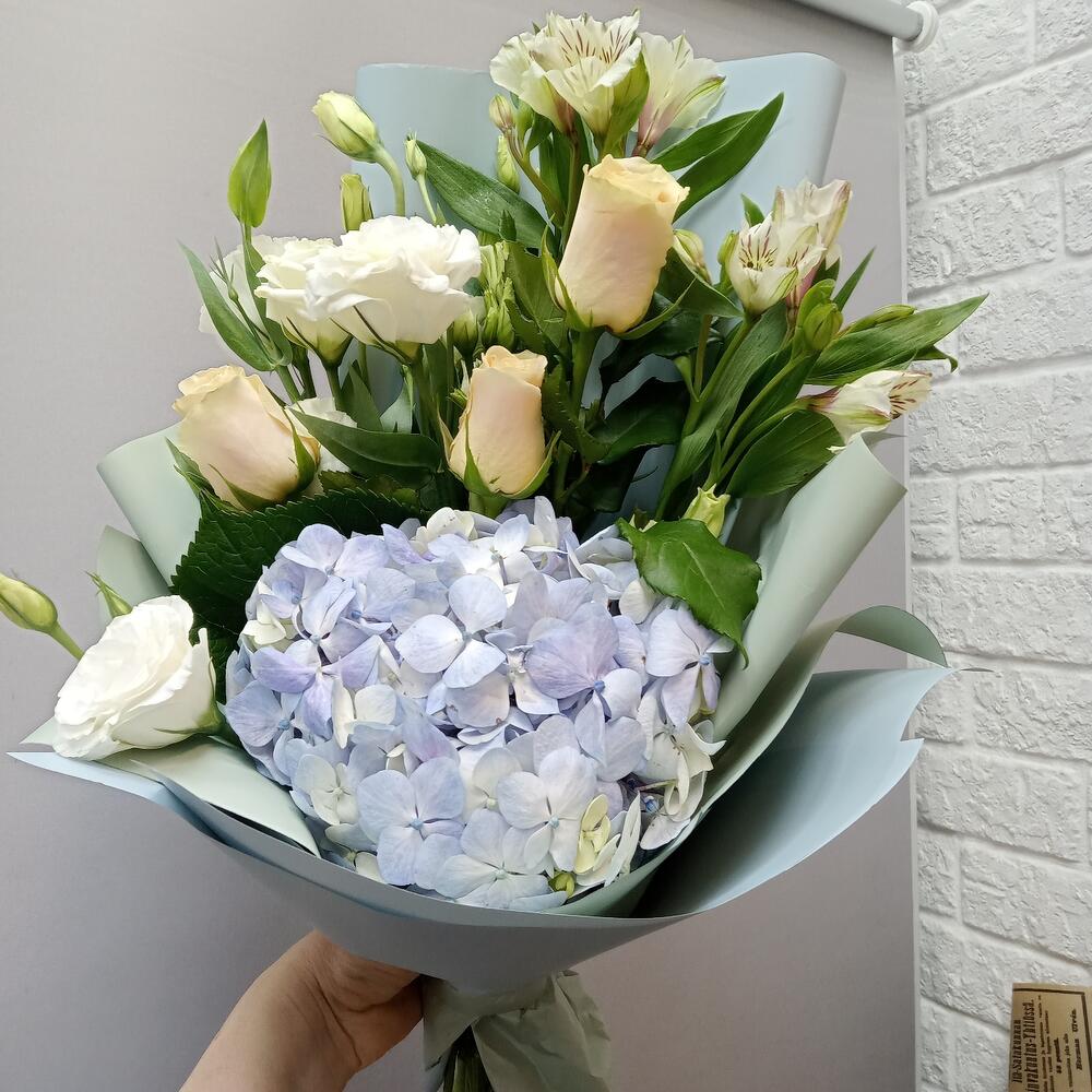 Hortensias y rosas