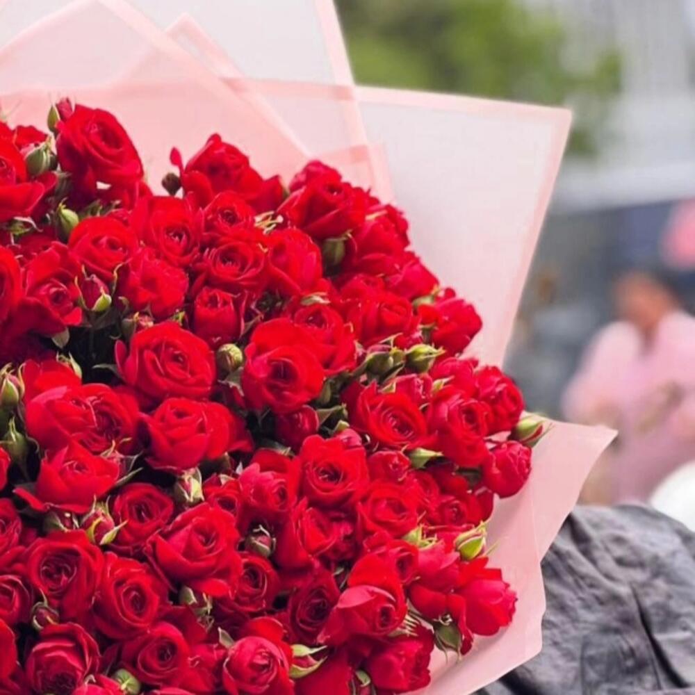 Букет кустовых алых роз