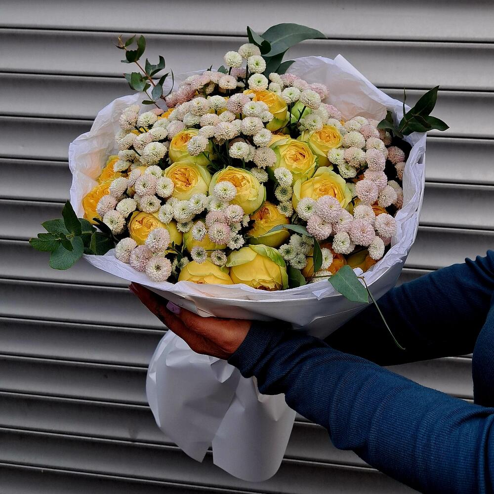 Букет из пионовидных   роз и хризантем