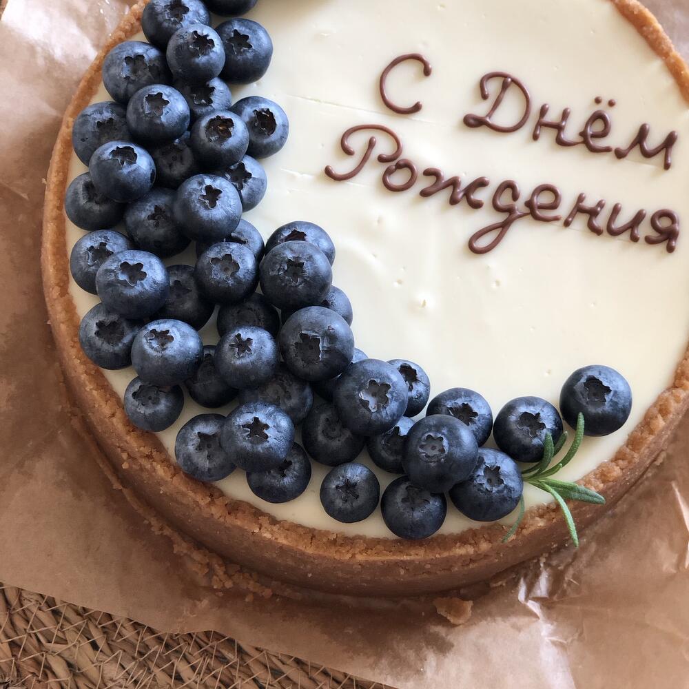 New York cheesecake with blueberries