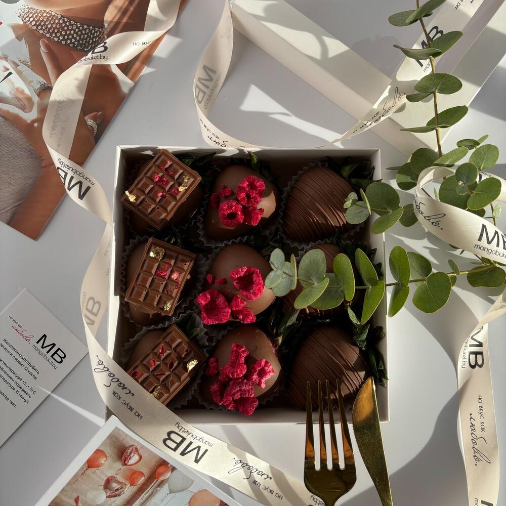 Chocolate-covered strawberry set "Rihanna"