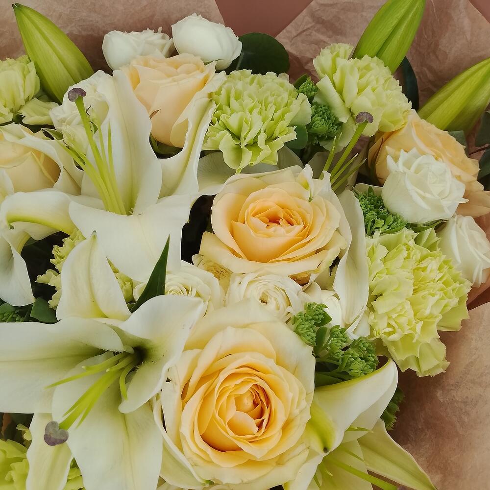 Букет 💐 сочное лето💐 с лилиями, розами, сортовыми диантусами