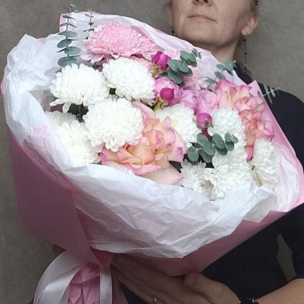 Букет из хризантем , французских роз, пионовидных кустовых роз и эвкалипта