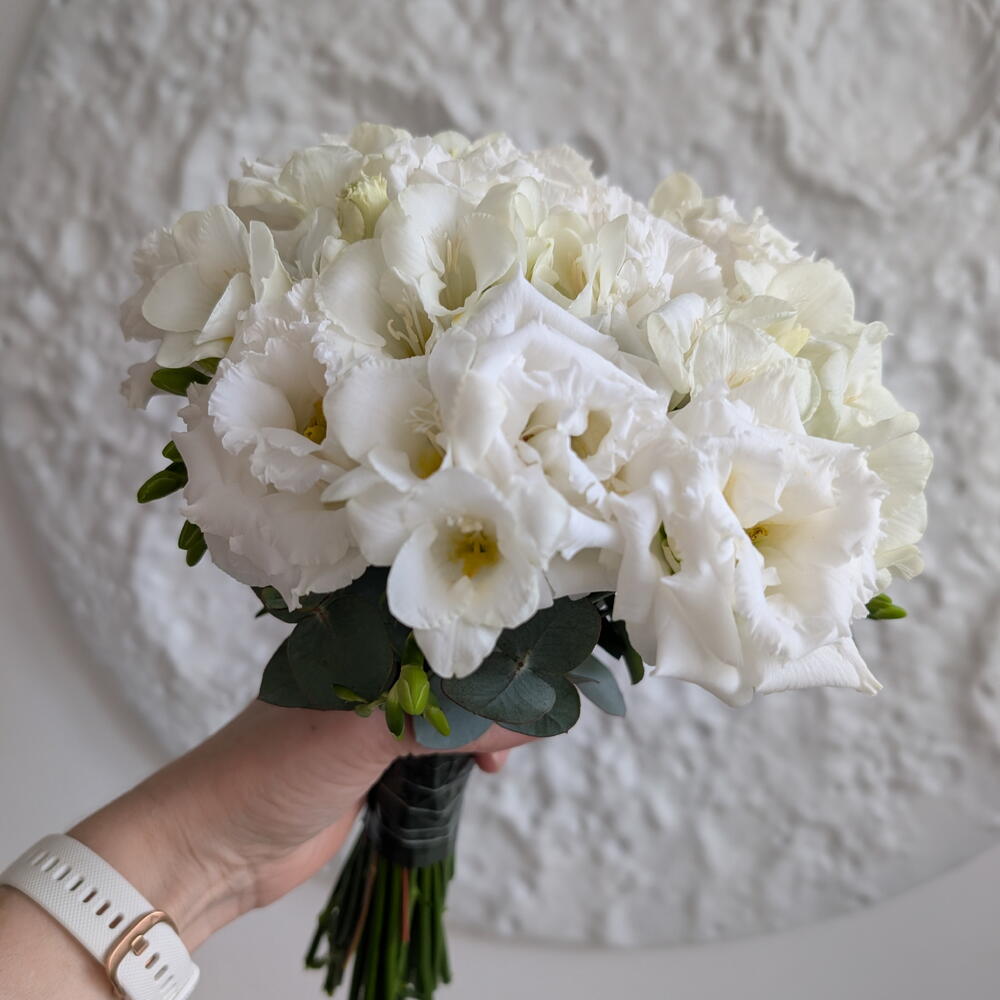 Букет невесты с эустомой и фрезией