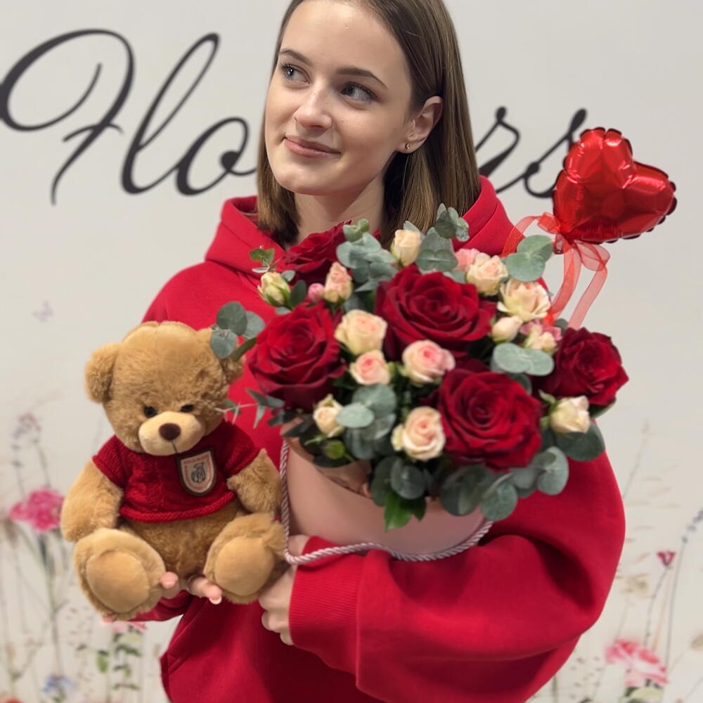 Набор из плюшевого мишки и цветочной композиции ко Дню влюбленных ♥️