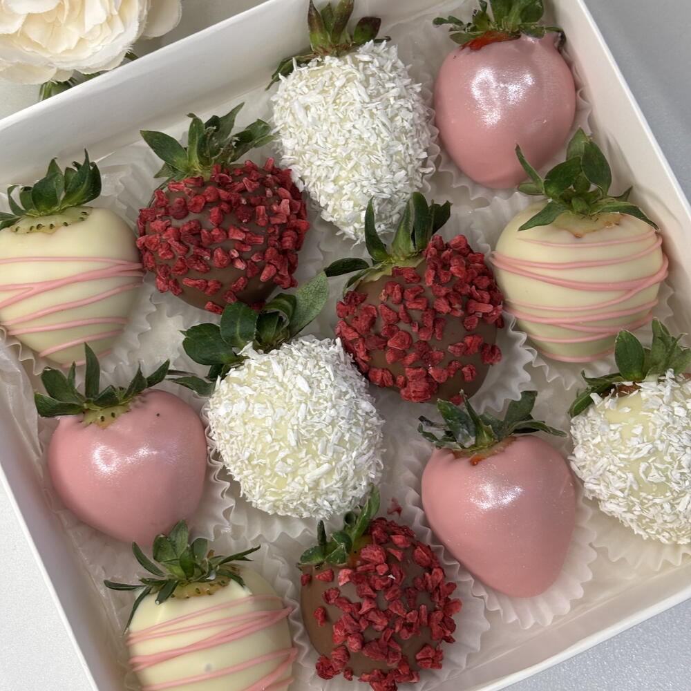Клубника в шоколаде «ассорти вкусов»+ подарок от Vivienne Sabo — румяна MACARON