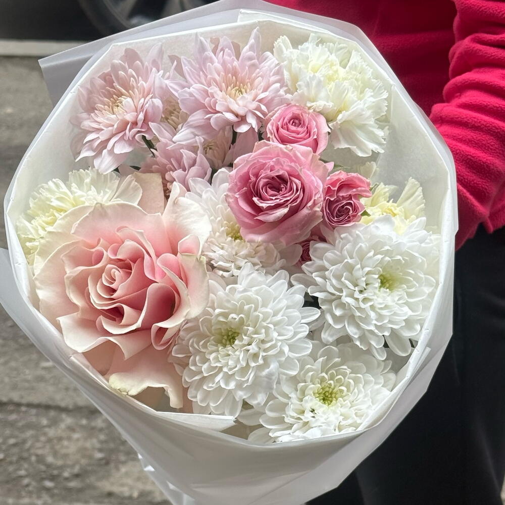 Roses mix with chrysanthemum