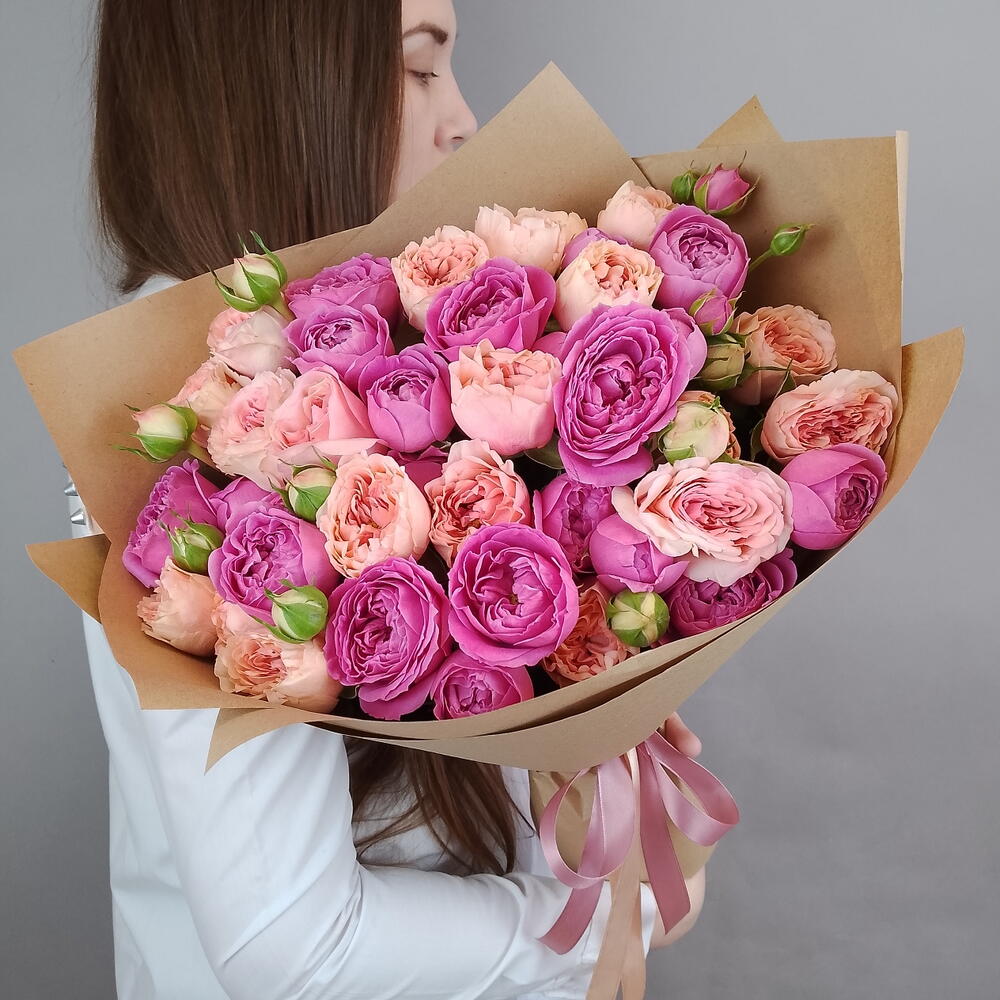 Букет из пионовидных кустовых роз 💕