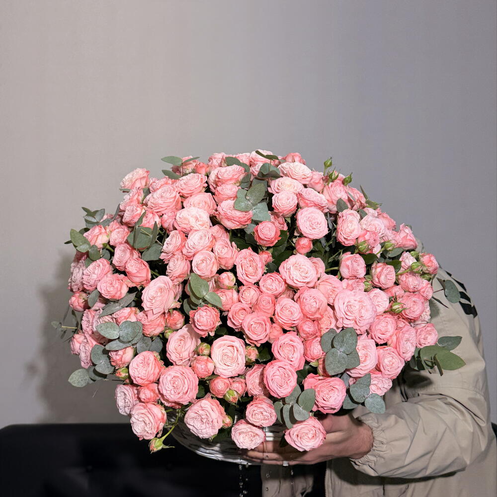 нежная корзина из кустовых роз с эвкалиптом 😻