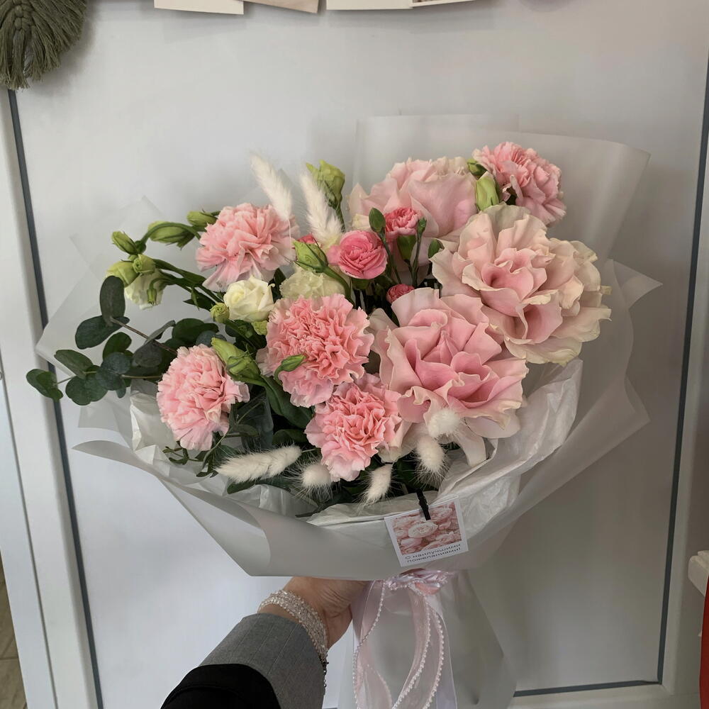 Из кружевных диантусов , эустомы, розы