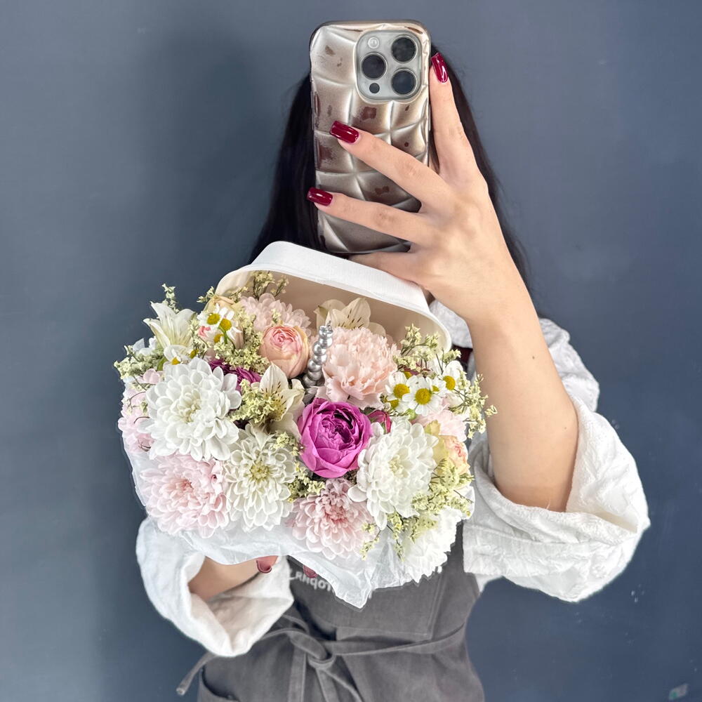 Бенто-Букет из цветов💐 из Кустовой Розы, Хризантемы Алтай и диантусов