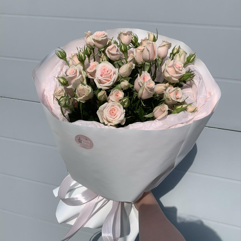 Нежный букет из кустовых кремово-розовых роз