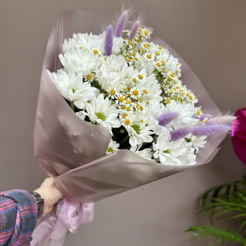Букет из кустовых хризантем и ромашек