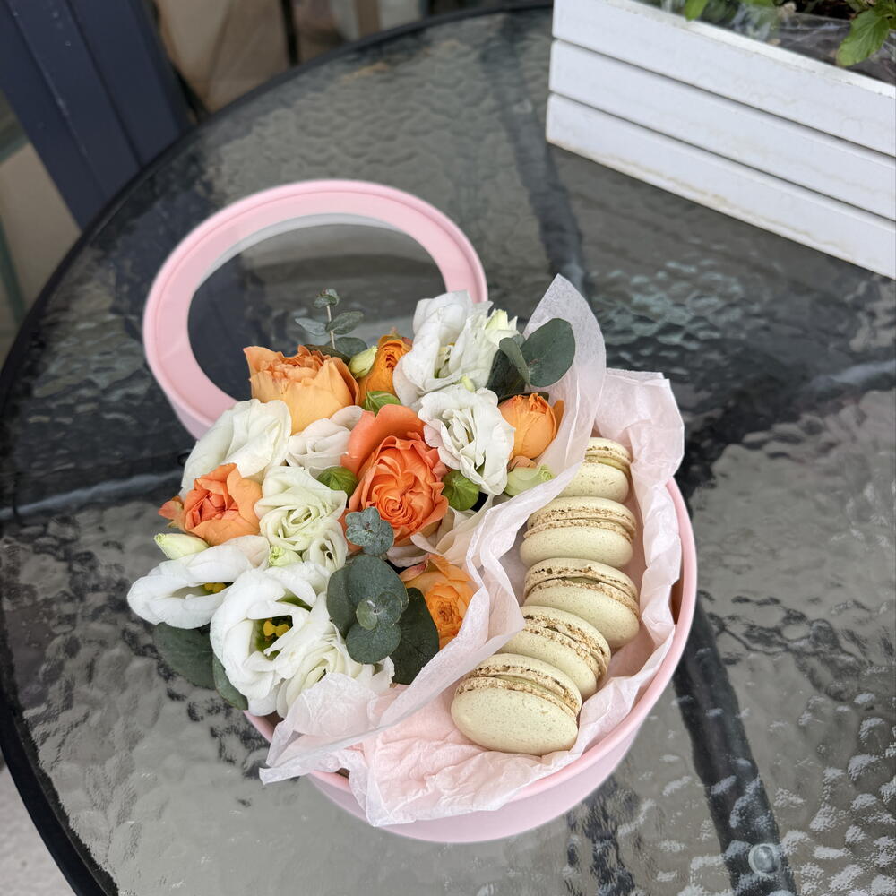 Коробка с цветами и макаронс фисташковый
