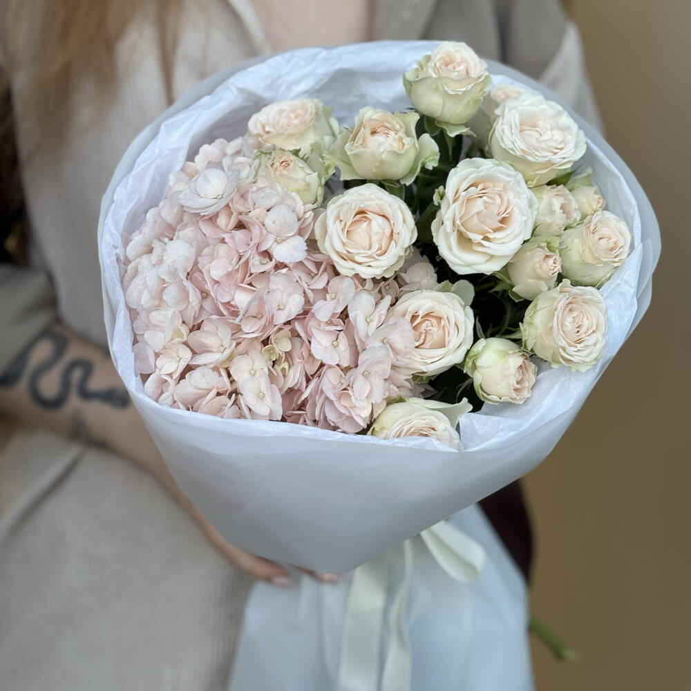 Букет-комплимент из гортензии и кустовых роз 🌸