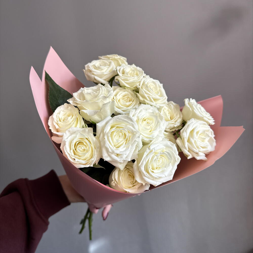 Комплимент белые кустовые розы