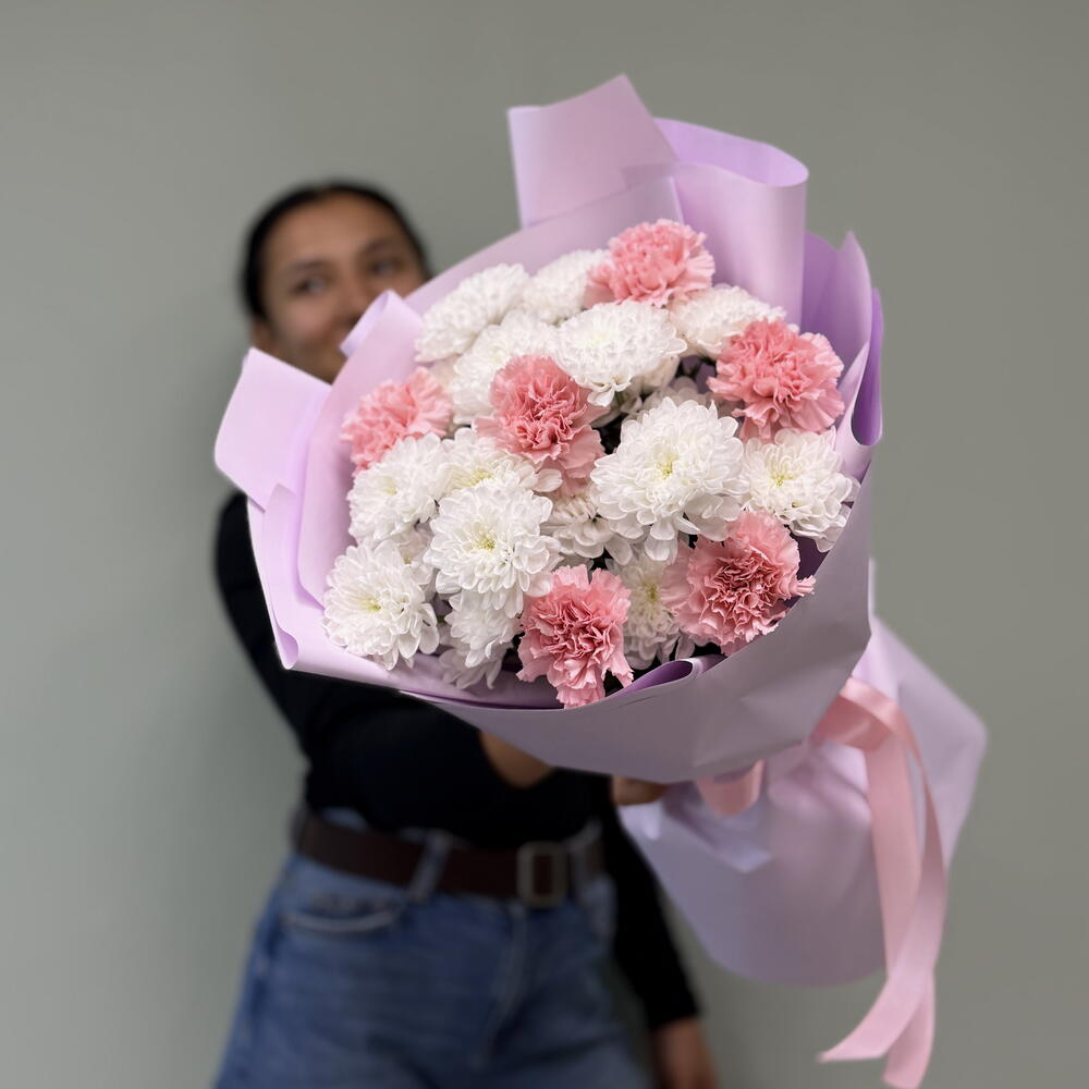 🌸 «Нежный дуэт: кустовые хризантемы и розовые диантусы» 🌸