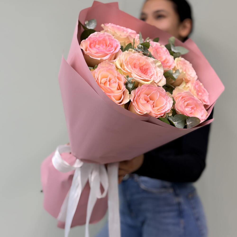 🌸 «Эсперанса: монобукет из роз с эвкалиптом в стильной упаковке» 🌿