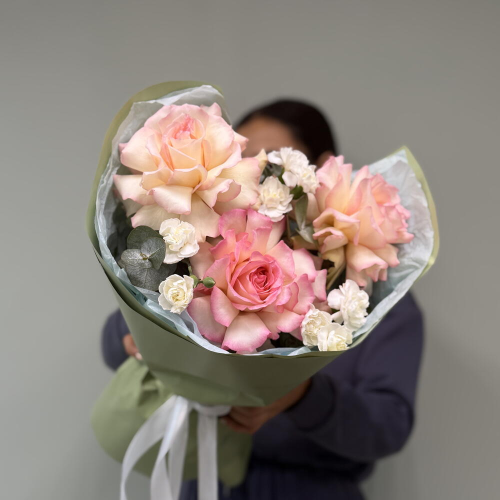 Авторский букет из французских роз и диантусов💐