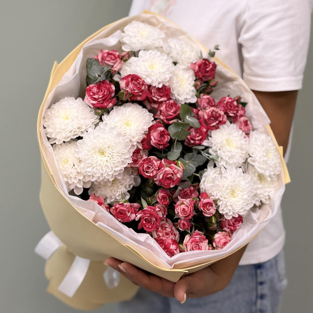 Пышный букет 🌸 «Отзывчивость » — белые хризантемы  и розы кустовые сорта Fair Works 🤍