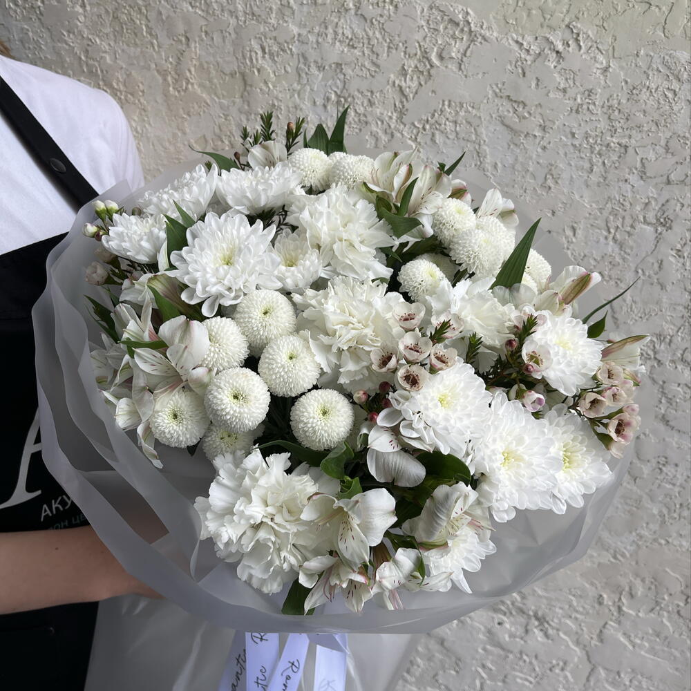 Белый большой букет из свежих, стойких цветов