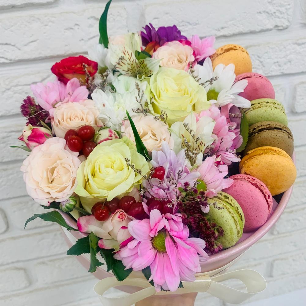 Сочная коробочка с Макаруни, Цветы и подарки в Твери, купить по цене ...