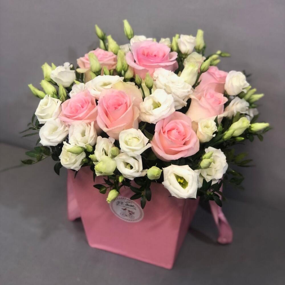 Box with roses and lisianthus