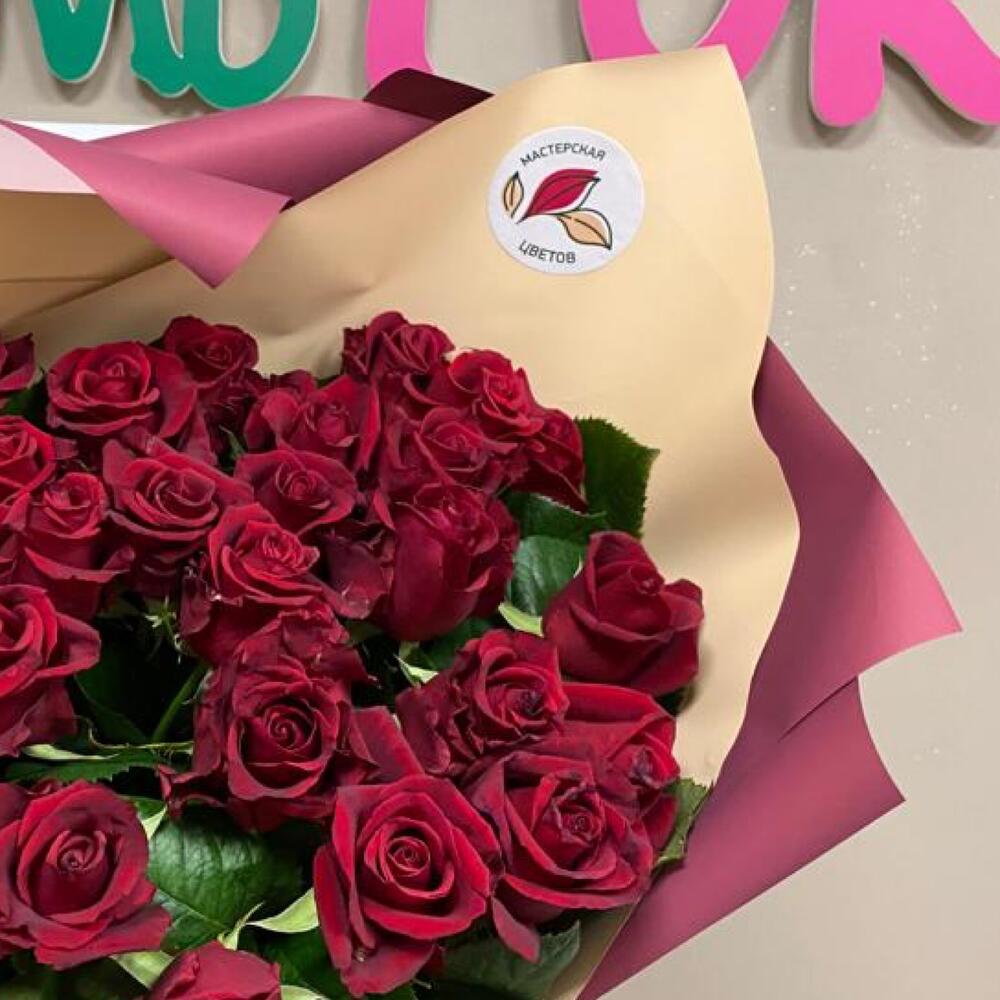 Букет алых роз