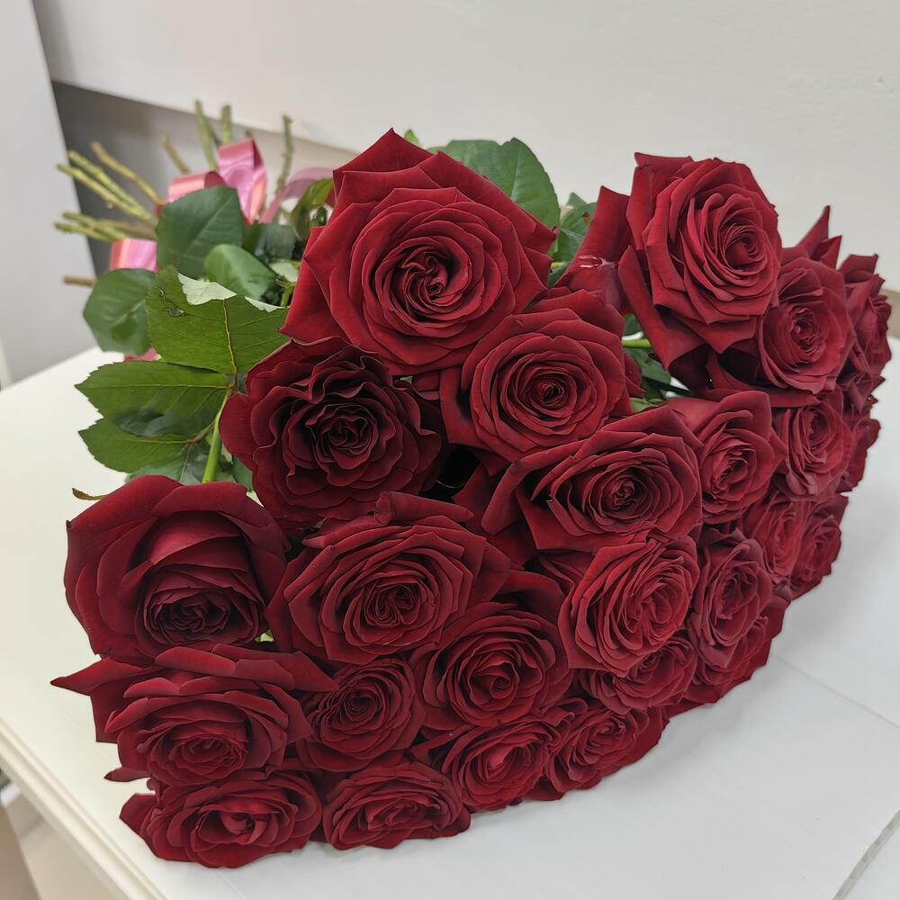 Букет  красных роз 25 шт