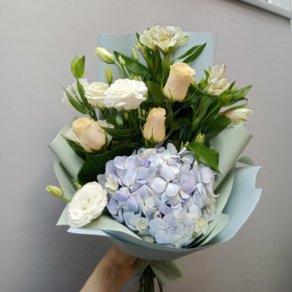 Hortensias y rosas