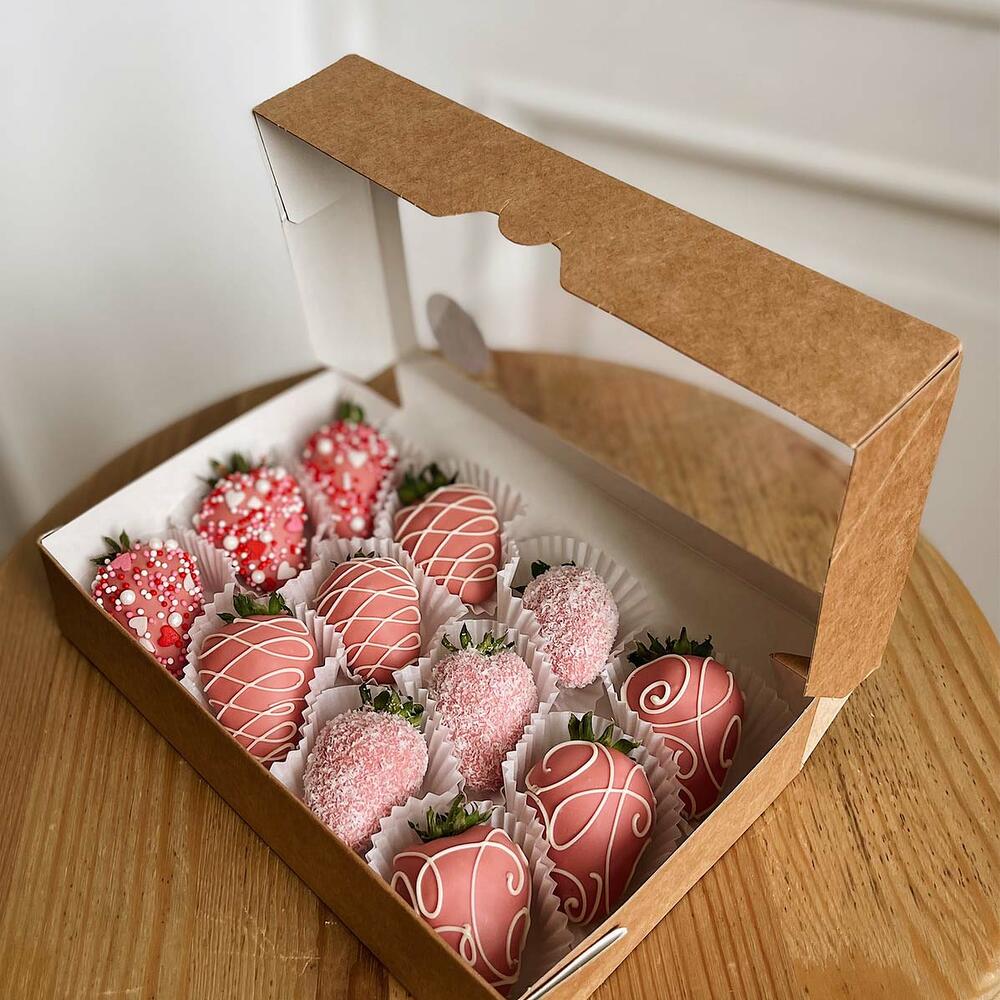 Chocoroom. Ягоды в коробке. Клубника в шоколаде набор. Chocoroom клубника в шоколаде. Клубника в шоколаде 9 шт.