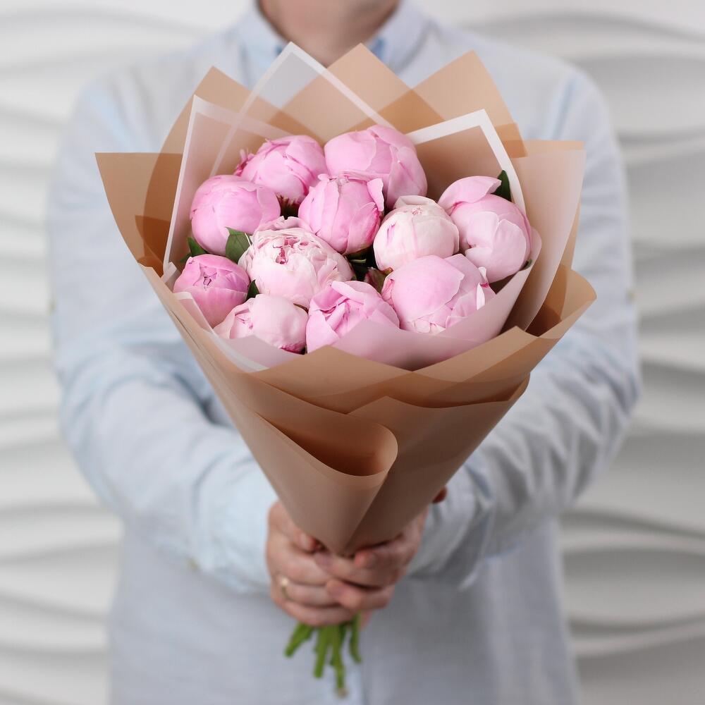 11 розовых пионов Сара бернар