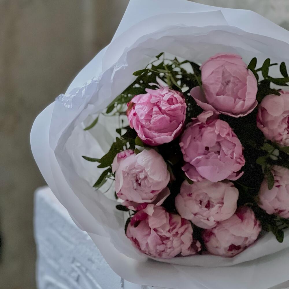 9 пионов с зеленью