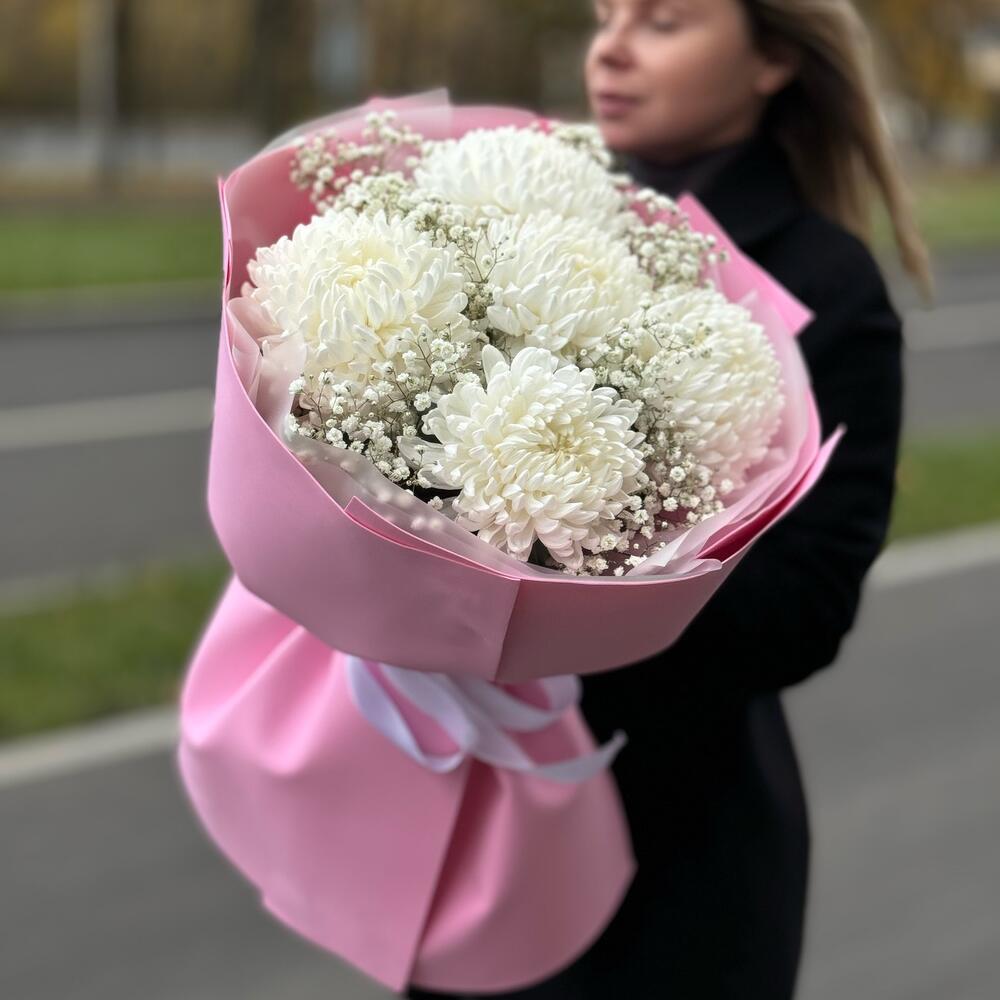 Нежный букет с белой хризантемой и гипсофилой