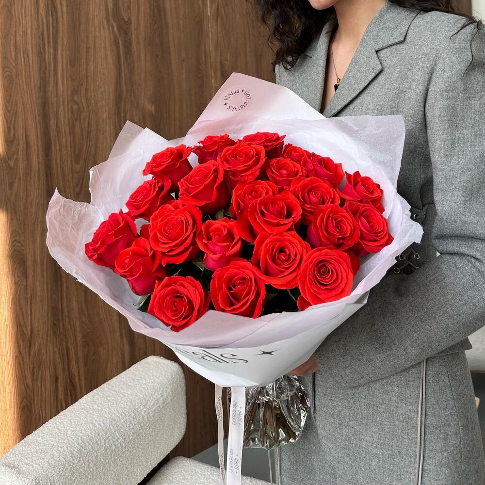 Mono bouquet of red roses