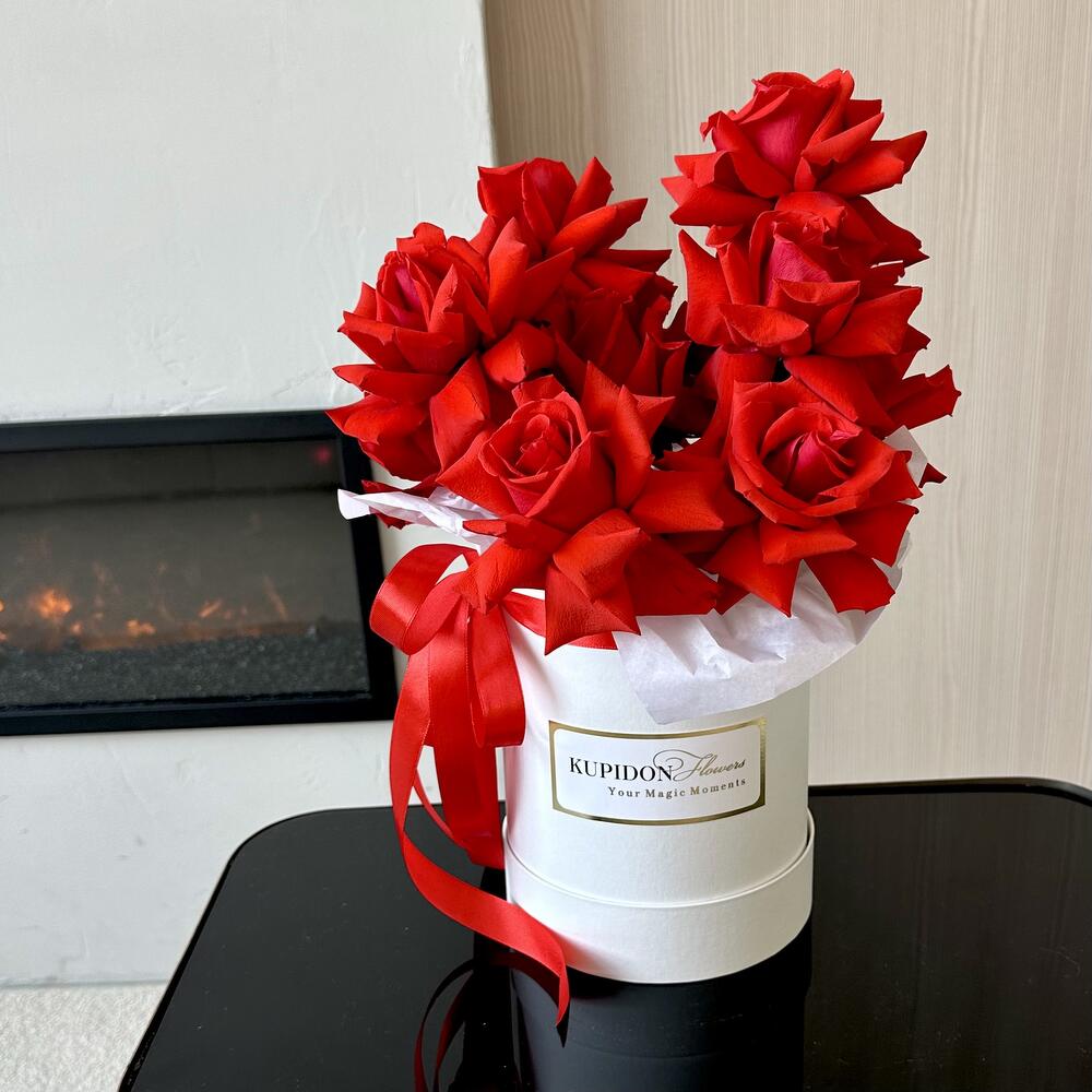Французская алая Роза в белой коробке