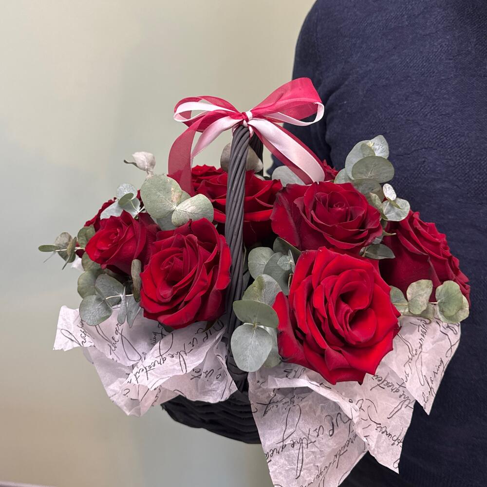 Корзина из эвкалипта и 9 красных роз