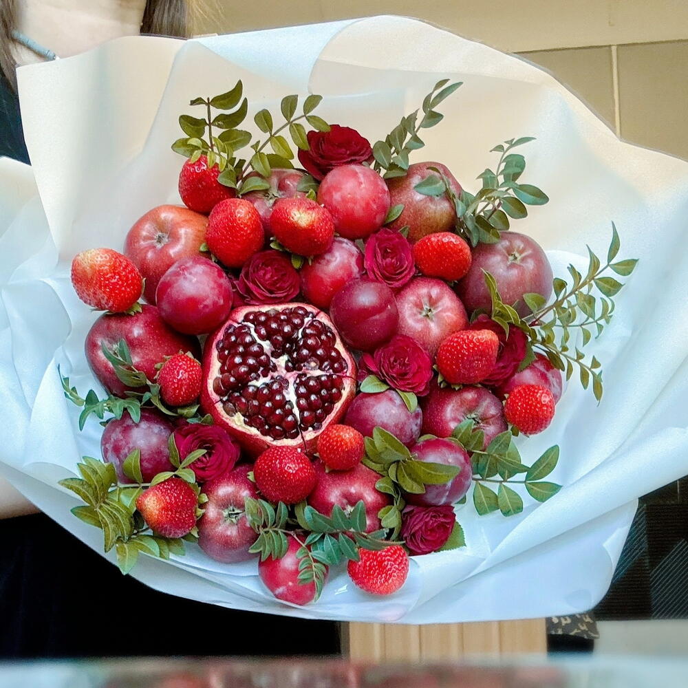 Фруктовый букет с красными розами