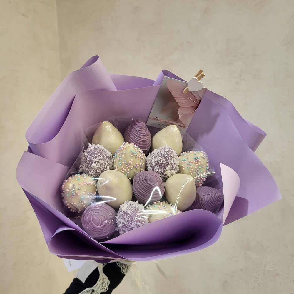 Лиловый букет с клубникой в шоколаде+подарок от Vivienne Sabo -румяна MACARON