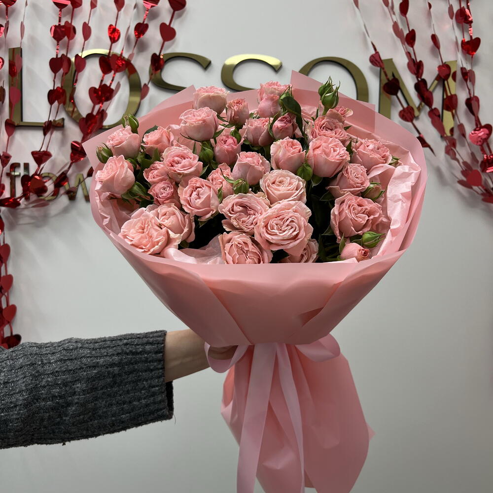 Букет из 7 розовых кустовых роз