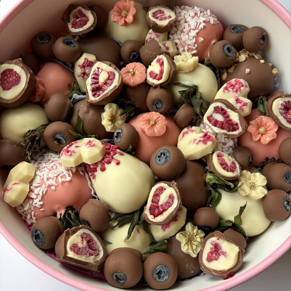 Клубника, голубика, малина, конфеты