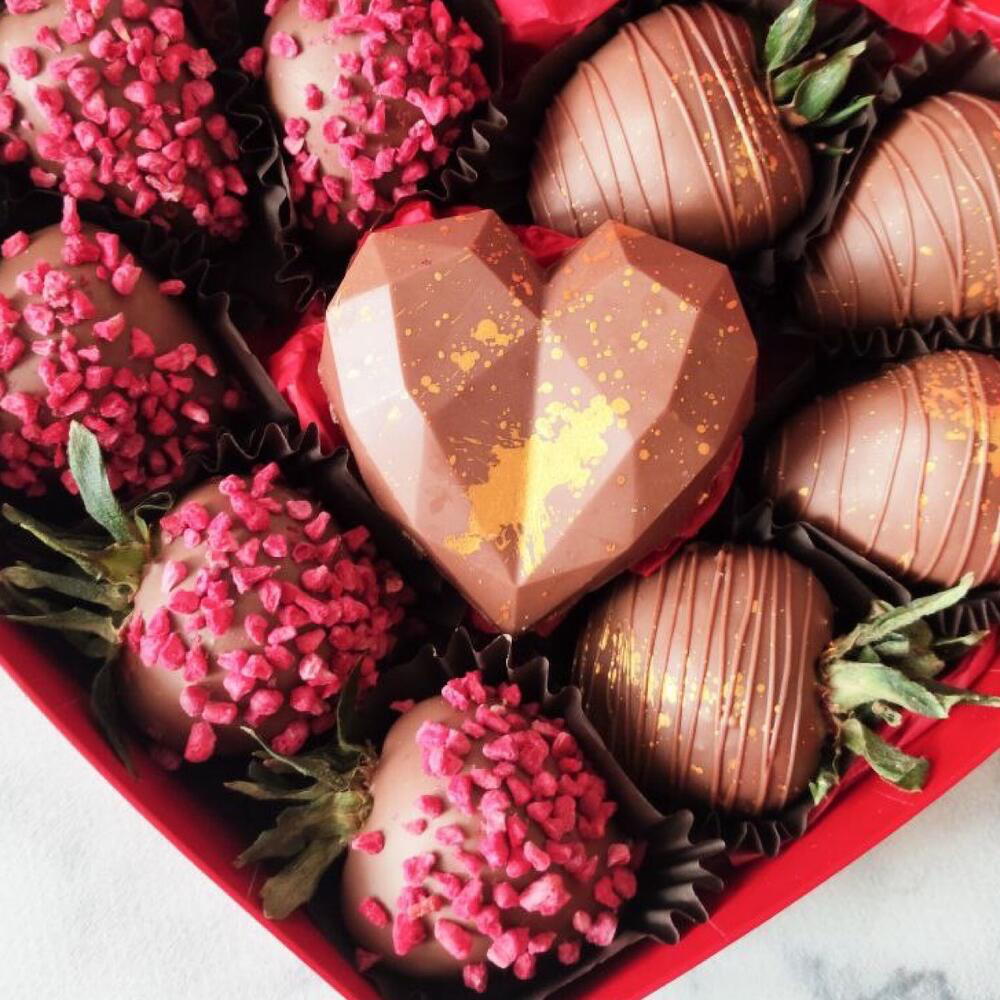 Chocolate-covered strawberries with a Dubai heart as a gift for your girlfriend